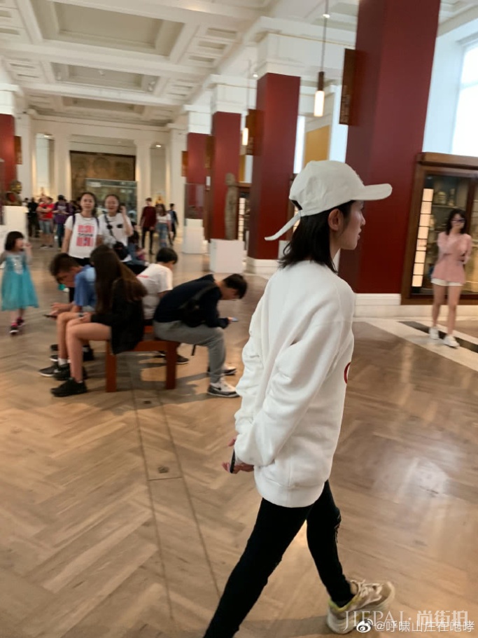 张若昀唐艺昕蜜月再被偶遇,细节看出两人家庭地位,绝对实力宠妻