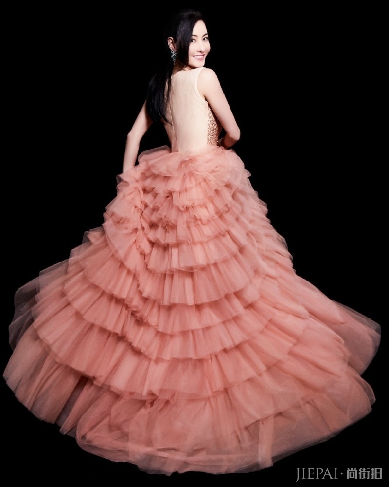 张柏芝登时尚杂志封面，蛋糕裙彰显优雅气质，高贵造型好古典