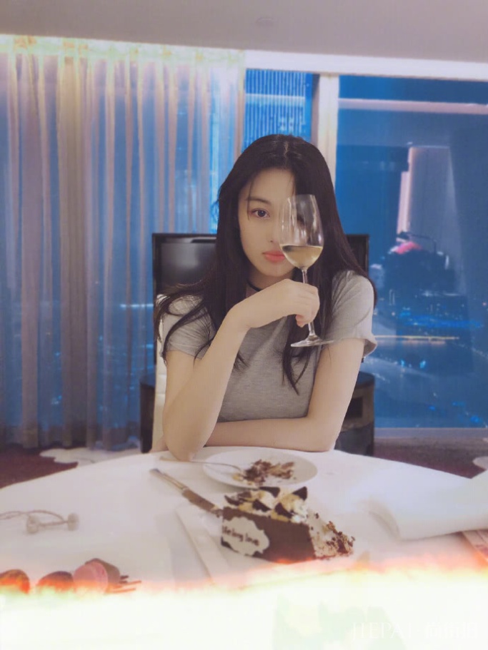 张馨予女儿照片曝光 何捷为女儿剃头发尽显父爱