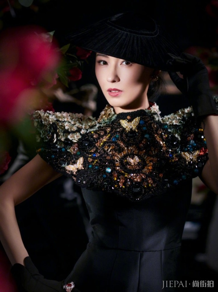 张柏芝登时尚杂志封面，蛋糕裙彰显优雅气质，高贵造型好古典