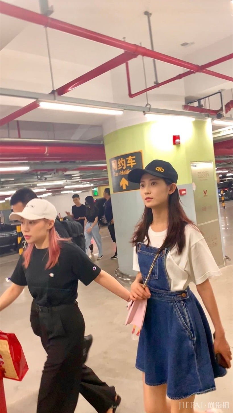 陈钰琪机场生图颜值超高五官耐看，与郑爽竟是同款筷子腿