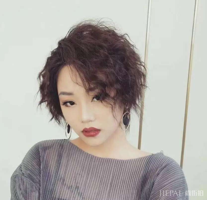 烫短发冷烫好还是热烫好？爱烫发的女生了解一下，免得被误导