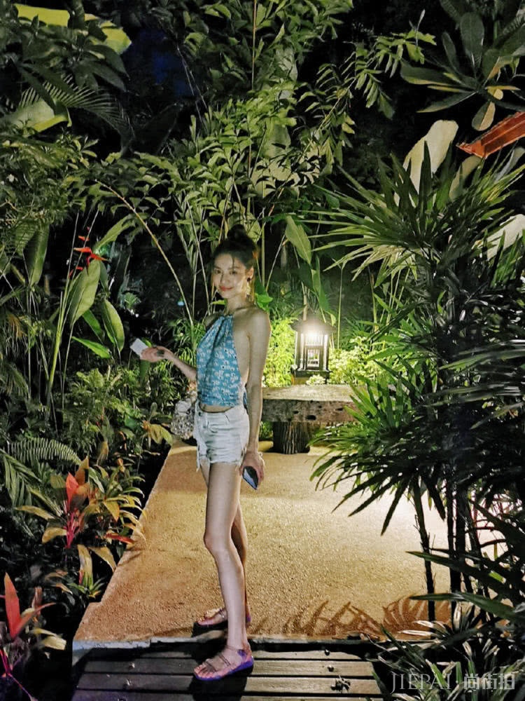 钟楚曦泰国度假,穿碎花装背串珠包尽显法式浪漫