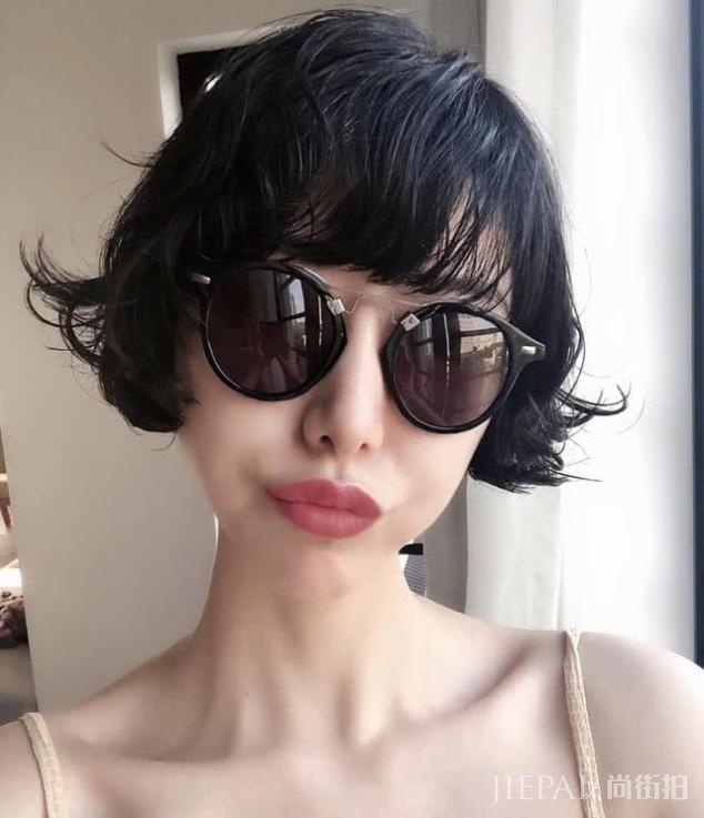 李亚鹏女朋友晒九宫格写真,穿礼服露小蛮腰,优雅知性尽显熟女风