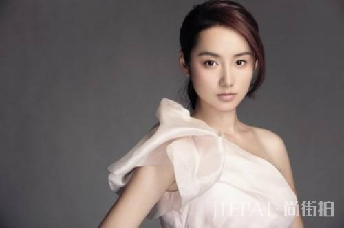 胡歌带她入行，唐嫣把她带火，公认的女神，今35岁的她美到犯规