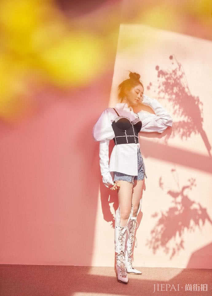 祝绪丹穿拼接衬衫配漆皮裙，双腿修长机场成亮点