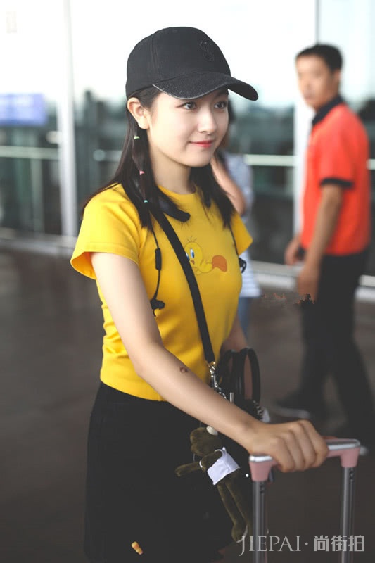 李兰迪穿黄色卡通印花T恤搭A字裙，可爱又清新