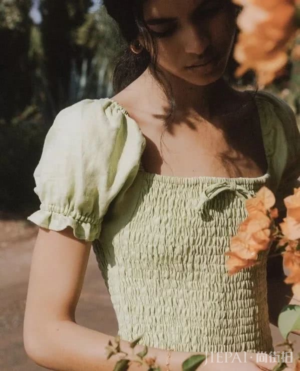 泫雅、Lisa都爱的显白牛油果色，谁穿谁美