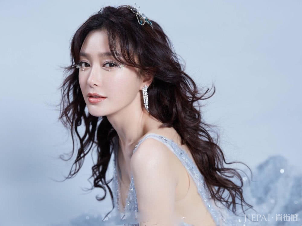 秦岚解锁夏日冰雪妆，身穿雾霾色纱裙仙气十足