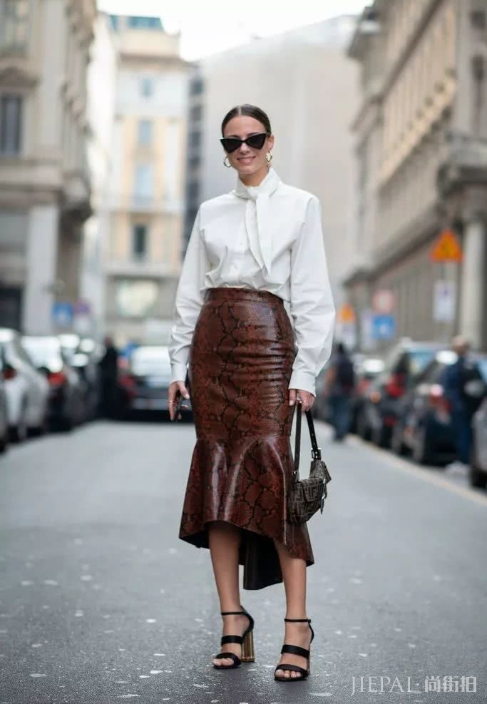 Veegee烟嗓很迷人？我却看中了她的“尖尖领”