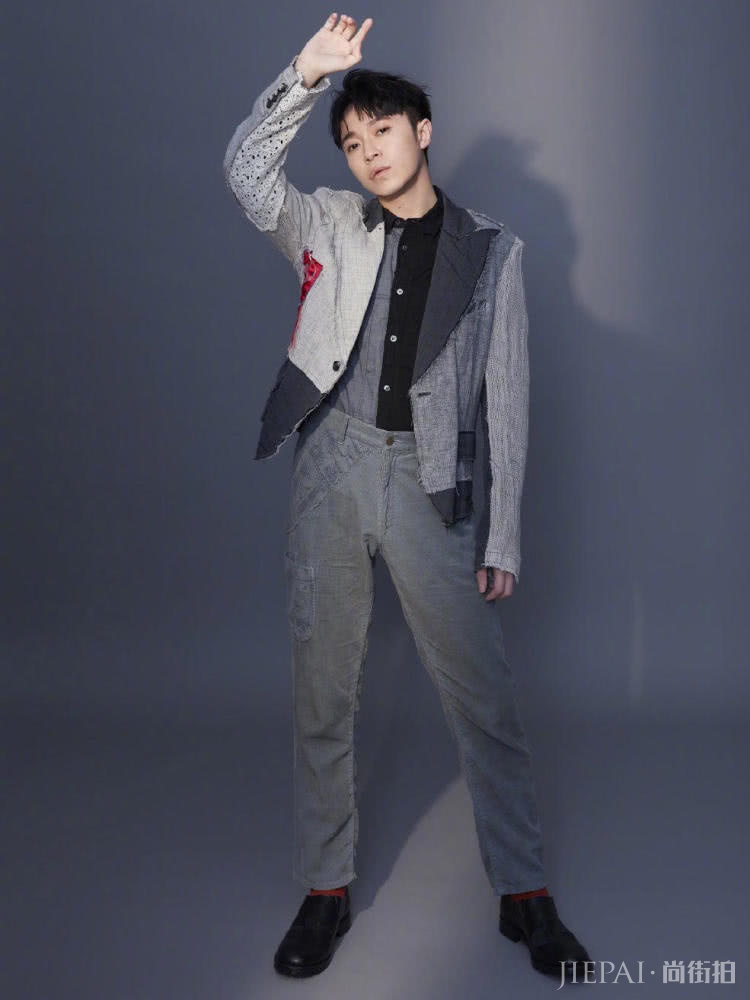 吴青峰拼接渔网装，造型大胆又独特