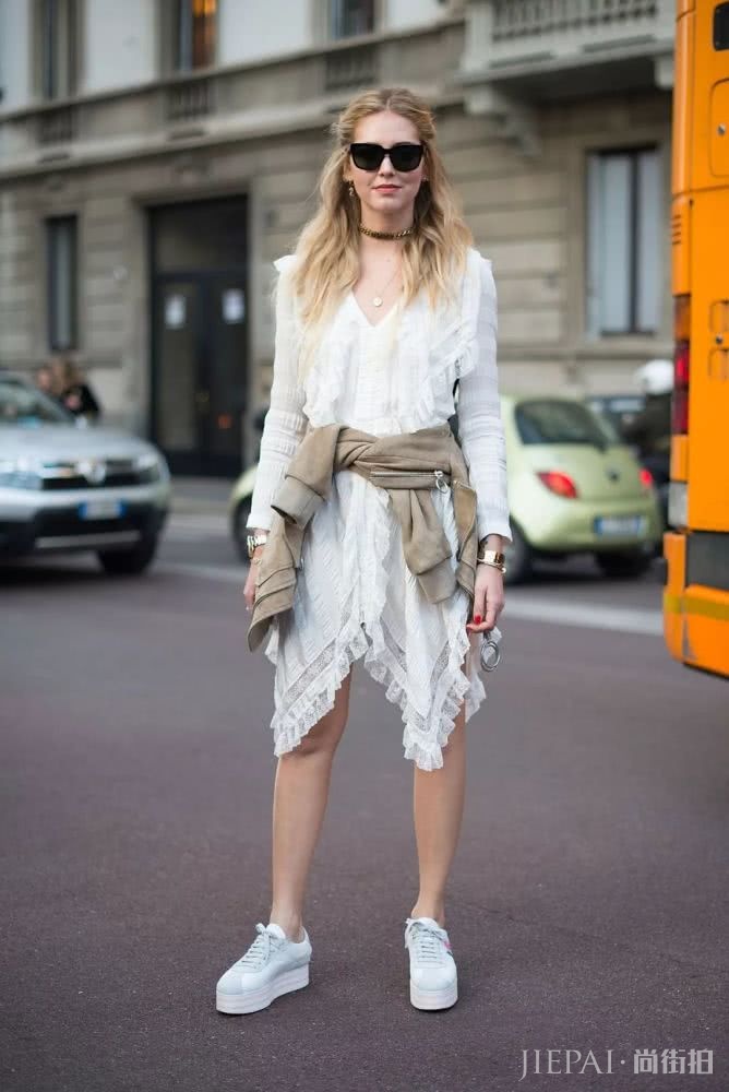 一条连衣裙解锁夏日N种时髦搭配