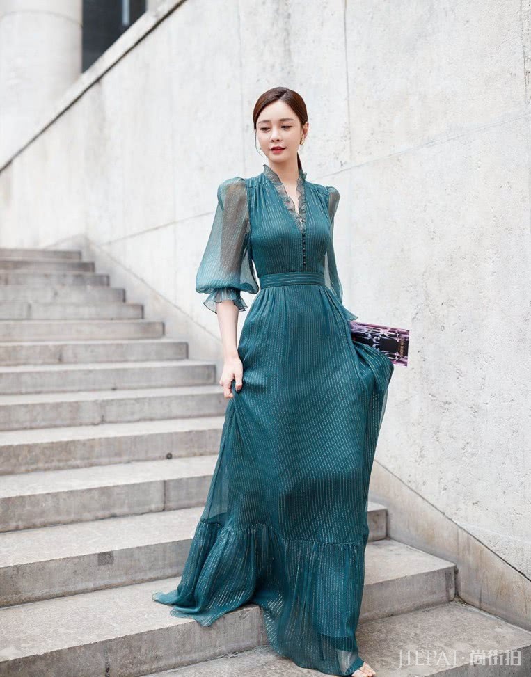沈梦辰穿湖蓝色长裙出席，气场十足