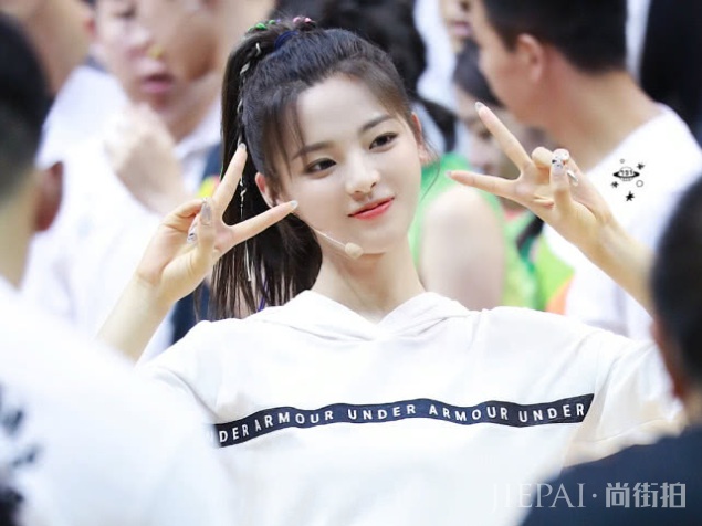 沈梦辰撞上杨超越,高马尾造型还搭脏辫,差10岁却美得不相上下