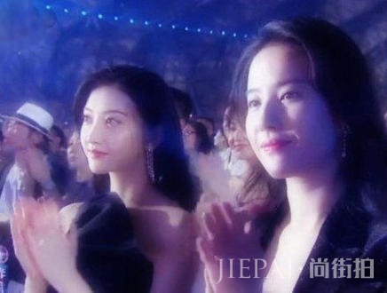 刘亦菲亮相成龙电影节英气十足,与张靓颖合影变霸道女总裁