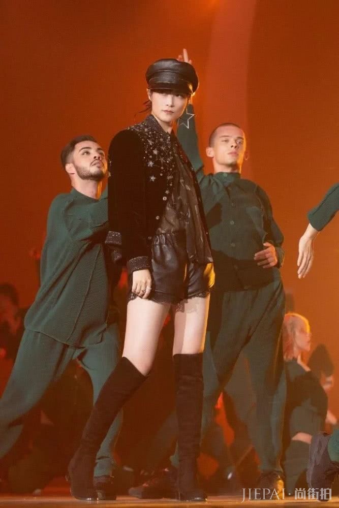 李宇春新专辑首秀造型太夸张，跨界挑战行为艺术，简直是太帅了