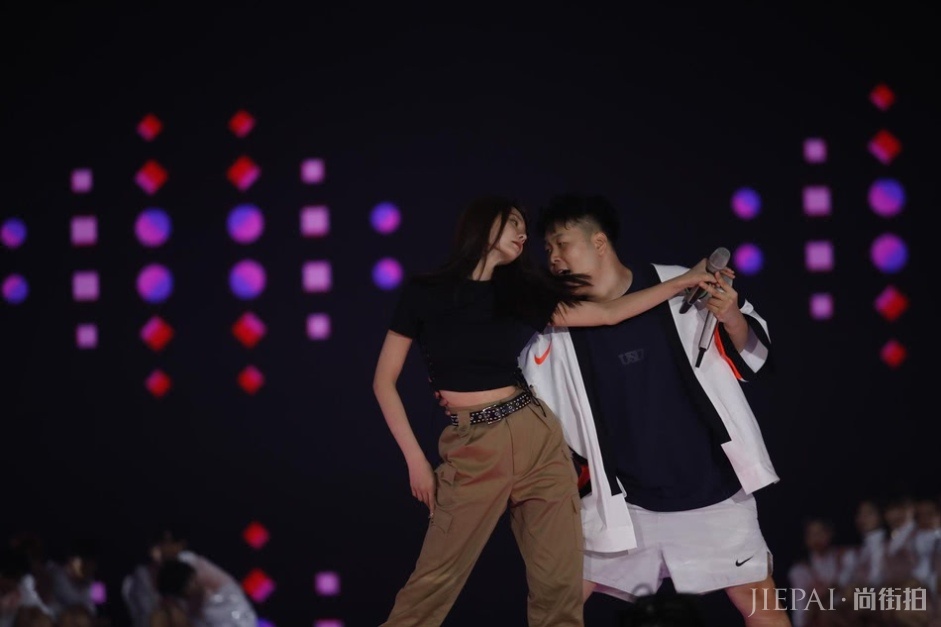 杜海涛搂腰索吻,沈梦辰害羞躲避:彩排而已,要不要这么甜?