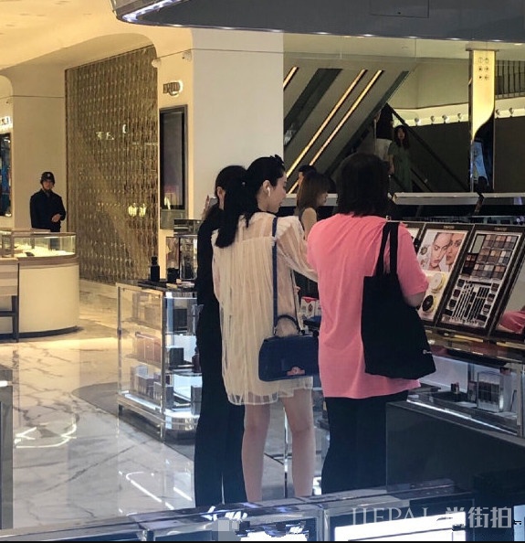 范冰冰上街买口红被偶遇,裙子配运动鞋活力十足