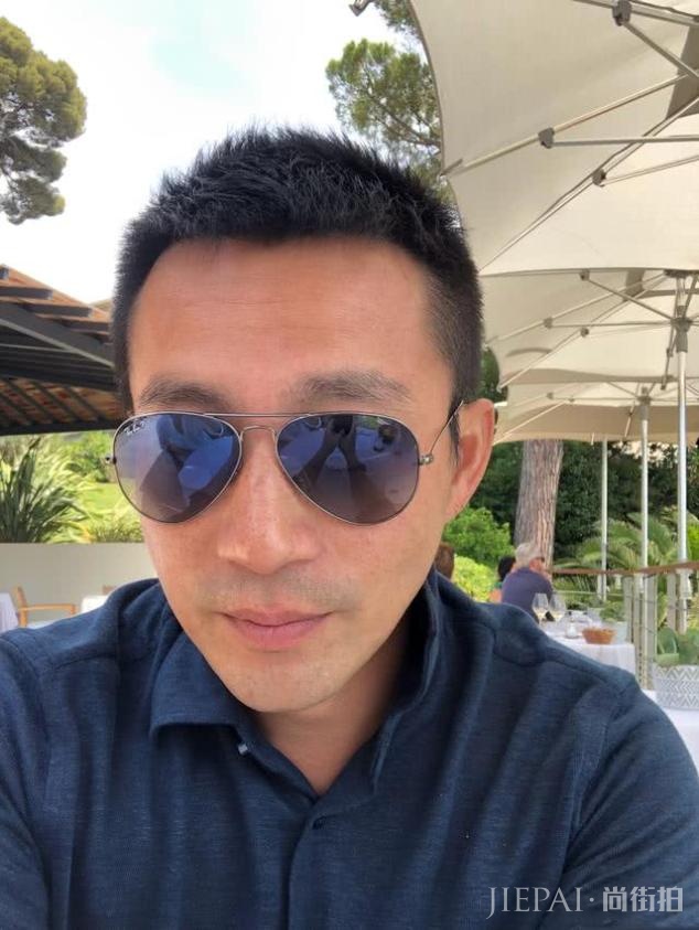 汪小菲一家国外旅行,与大S另类秀恩爱,女儿已长高到爸爸的腰间