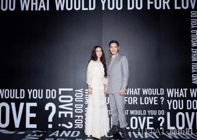 郭碧婷罕见主动秀恩爱,晒与向佐参加活动照,两人亲密合拍超恩爱