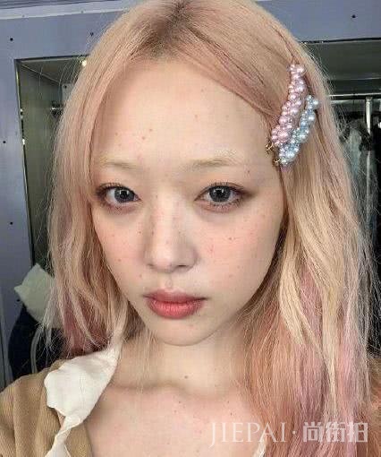 崔雪莉出席时尚活动,全身Prada价值上万却被吐槽土