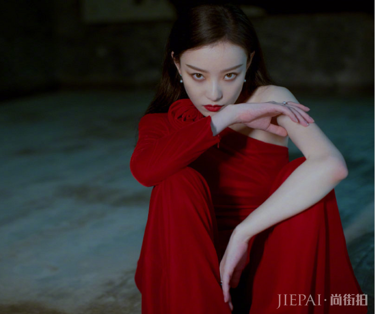 倪妮最新美照曝光,身着玫瑰红裙高贵冷艳,将美呈现的淋漓尽致!