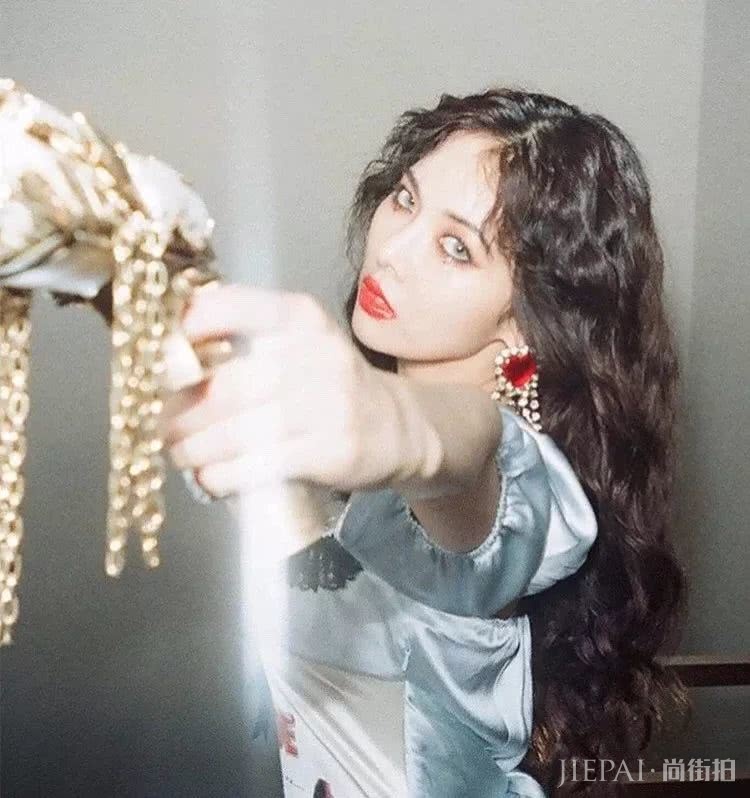 柳岩复古卷发比身材更抢镜!脸小原来靠发型