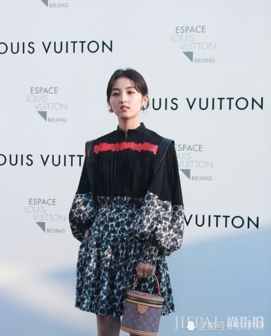 张子枫穿复古拼接连衣裙,彰显时髦感