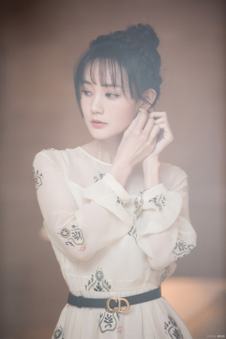 李一桐出席品牌活动 化身花仙子邂逅爱与玫瑰