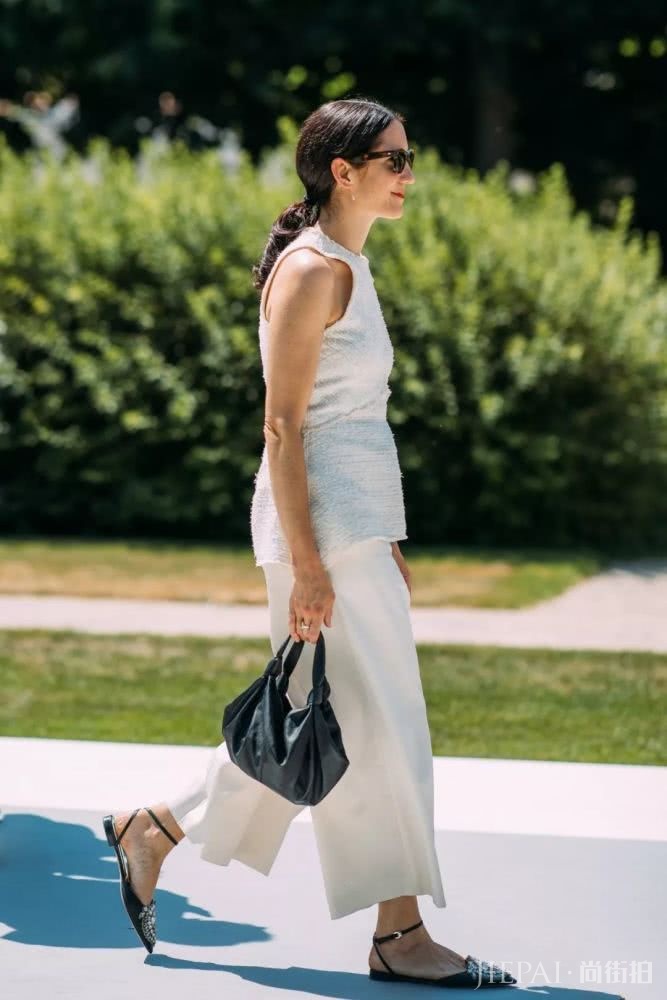 欧美街拍 阔腿裤穿不好罪魁祸首可能因为这五双鞋