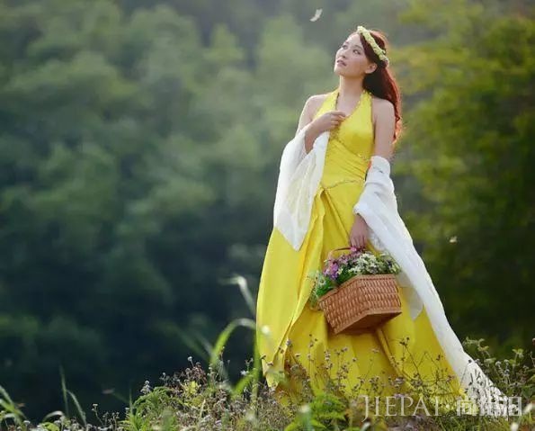 女人夏天穿这3种颜色的裙子,更显肤白貌美