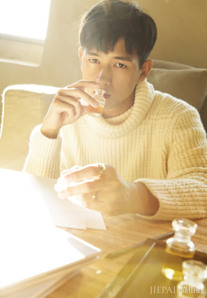 李现变白衣少年，毛衣撞上风衣，“韩商言”居然也这么温柔？