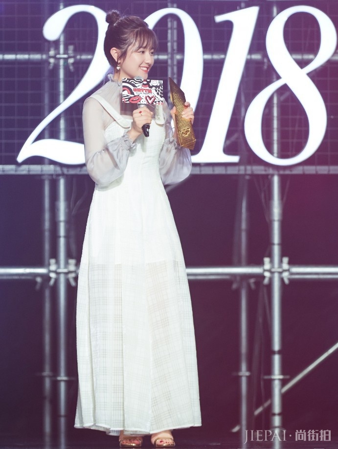 李兰迪瘦身成功，最新写真“漫画腿”亮了