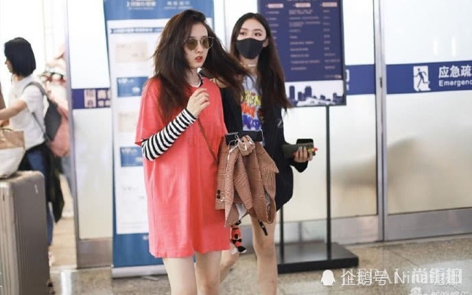 宋祖儿走机场撞衫杨幂，甜美不失性感