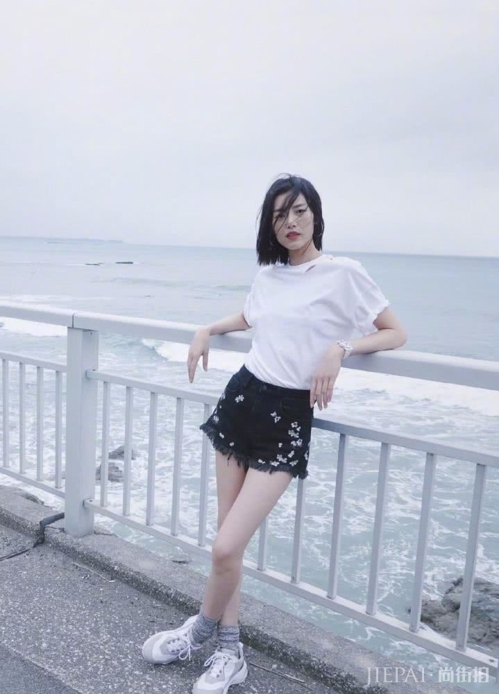 夏天学刘雯穿黑皮靴,初秋天气穿潮范十足