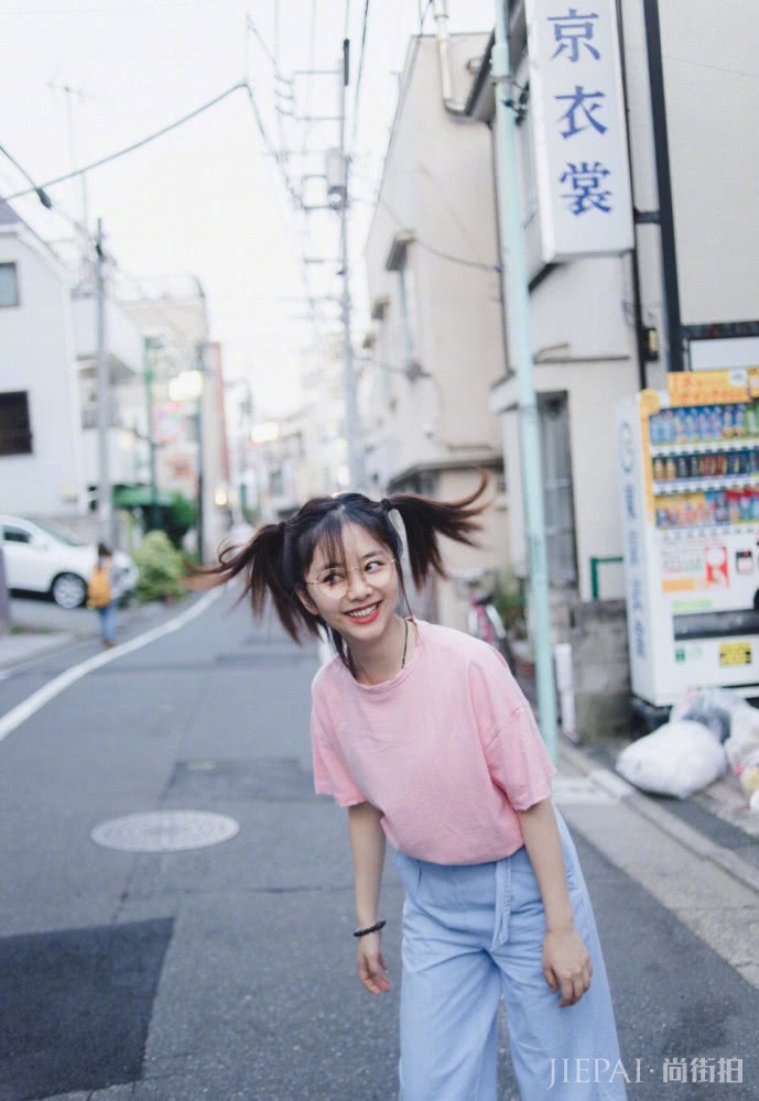 谭松韵张子枫居然像同龄人?背带裤搭配双马尾秒变少女