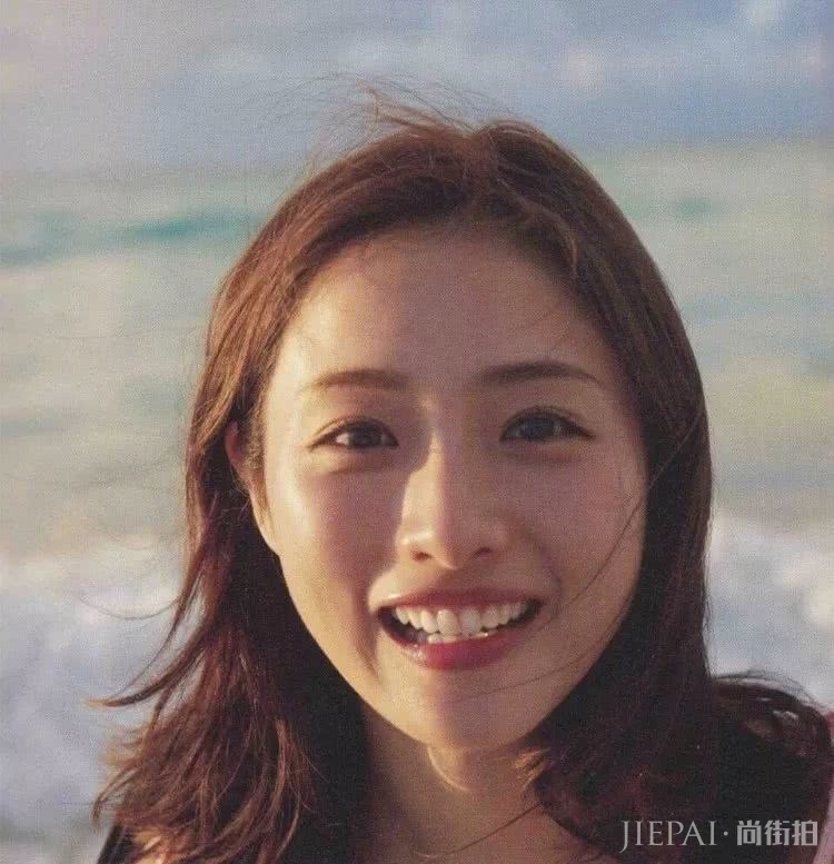 石原里美“发型教科书”更新,水波卷显气质