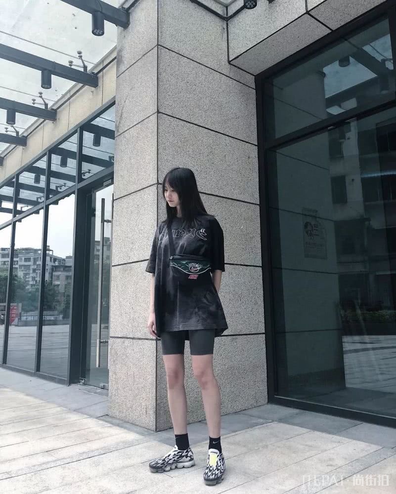 夏日也能拥有暗黑系穿搭,显高显瘦还能秀身材