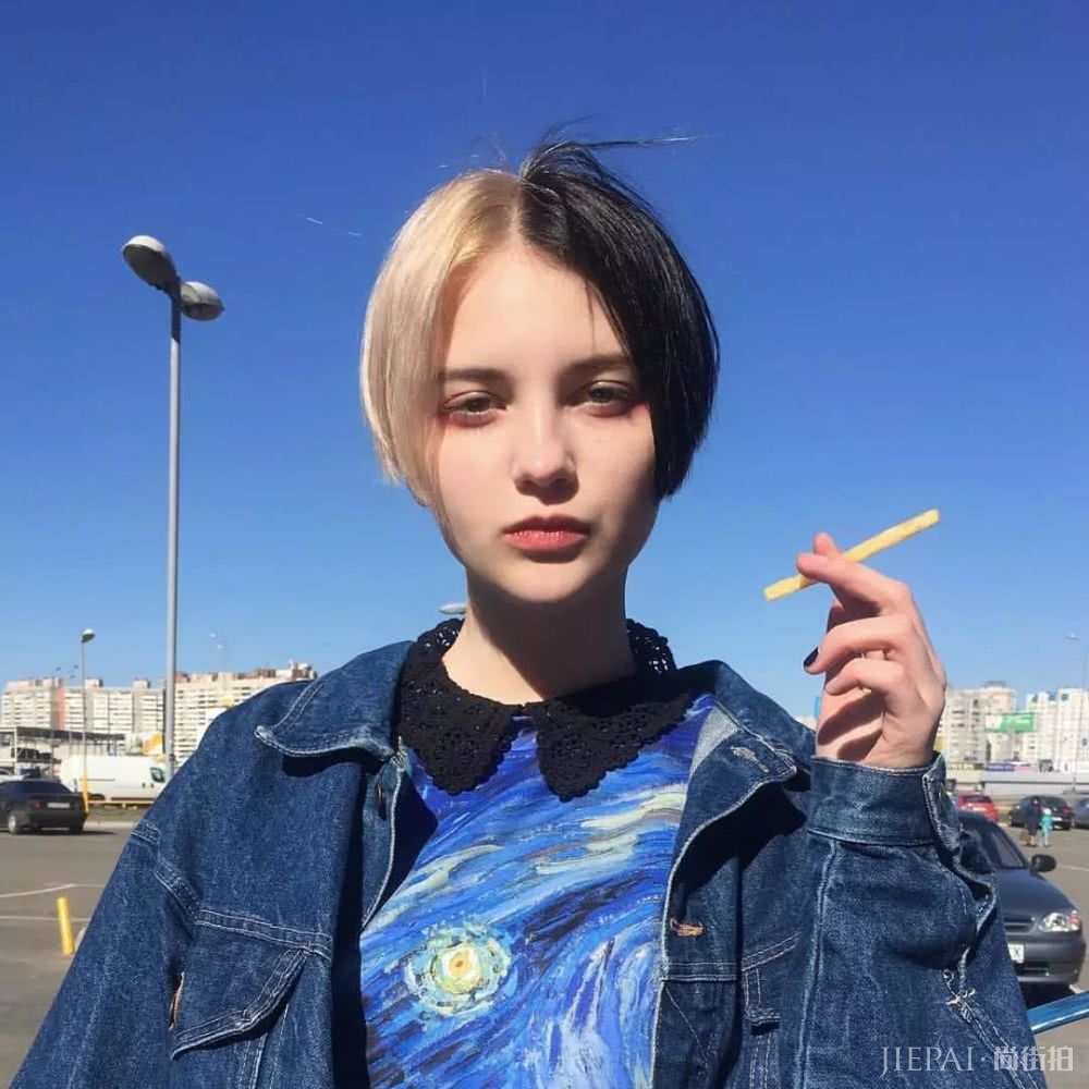 长着一张精灵脸的俄罗斯少女,都拜倒在她的彩虹眼影和神仙发色