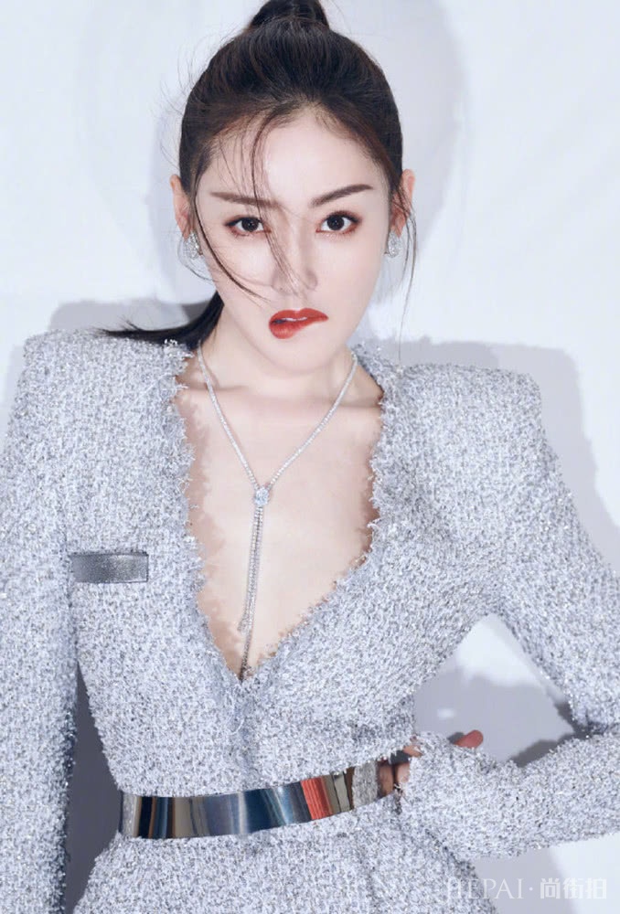 张天爱最新造型,银色V领裙惊艳全场