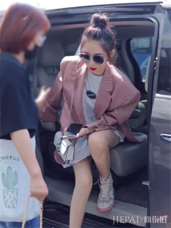 孟美岐穿西装搭配高帮老爹靴,现身机场太抢眼