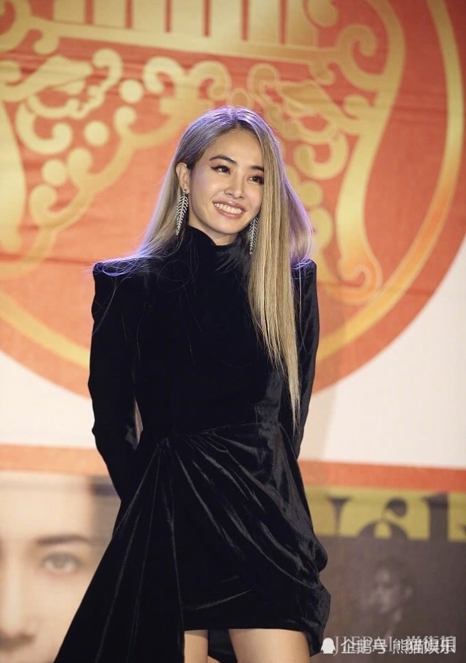 蔡依林金发黑裙A爆全场,保养超好比小8岁王若琳还年轻