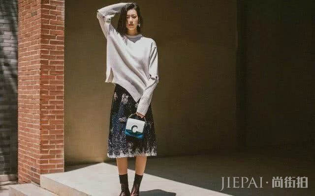 夏天学刘雯穿黑皮靴，初秋天气穿潮范十足