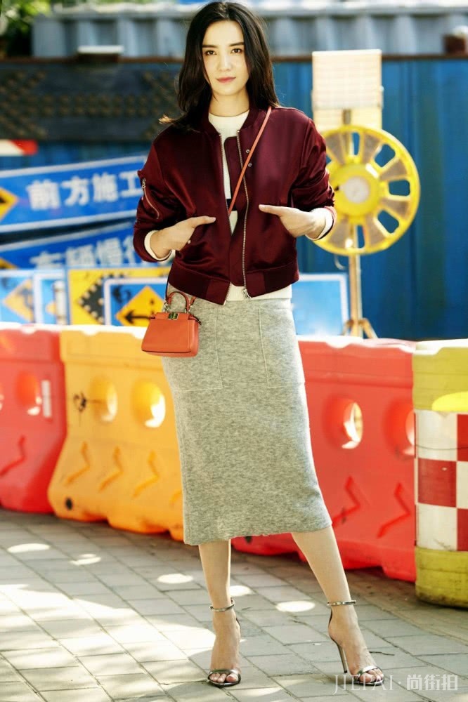 宋佳穿格纹风衣裙配短靴，站街头摩登范十足