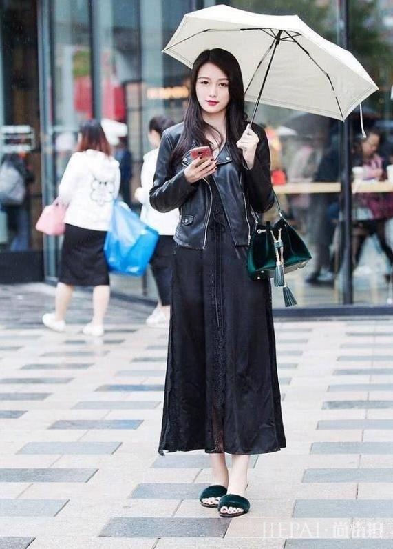 国内街拍：美不胜收的美女，用浅紫色连体裤穿出时尚潮人气质