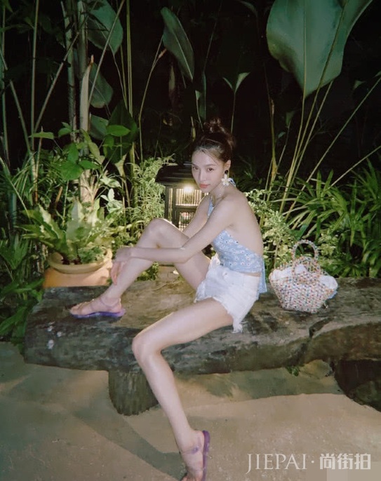 钟楚曦外出游玩 穿“肚兜”拍照 却不小心暴露了身材缺点