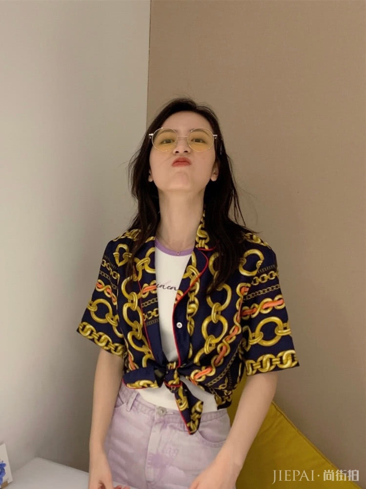 周雨彤多解了颗扣子，居然连Polo衫都变高级了