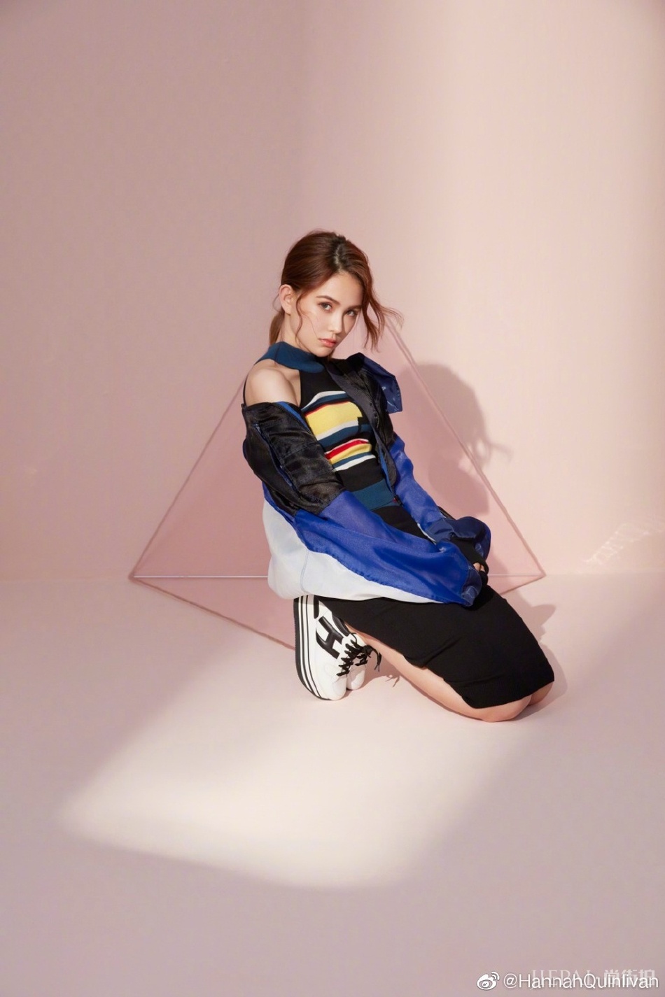 昆凌梦幻氛围下的干练造型 精致五官秀出好身材