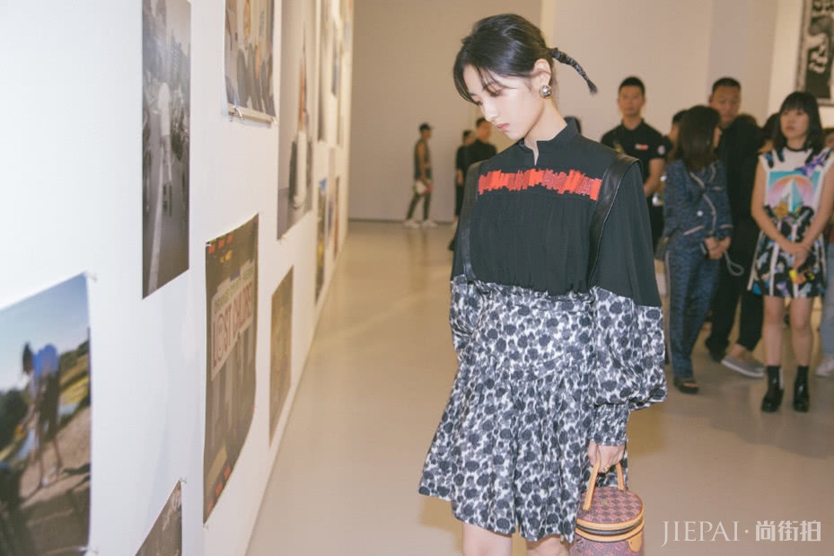 热巴粗呢连衣裙显成熟，张子枫印花装太青春