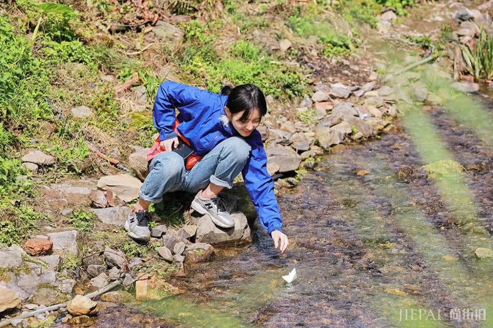 张子枫向往的生活上热搜，私服穿搭有品位